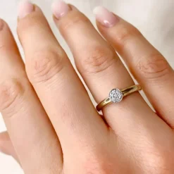 Diamantring i 14 karat guld.- og hvidguld 0,07 ct