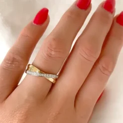 Diamantring i 14 karat guld.- og hvidguld 0,16 ct