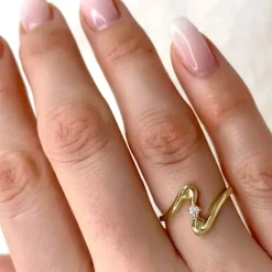 Elegant abstrakt diamant ring i 9 karat guld 0,05 ct