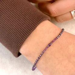 Elegant armbånd med ametyst og hematite.