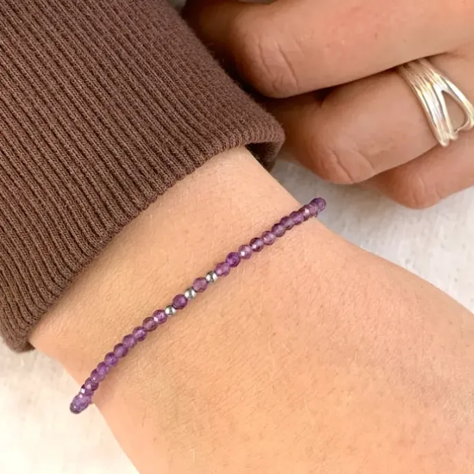 Elegant armbånd med ametyst og hematite.