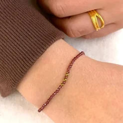 Elegant armbånd med granat og 3 hematite.