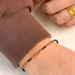 Elegant armbånd med onyks og granat og hematite.