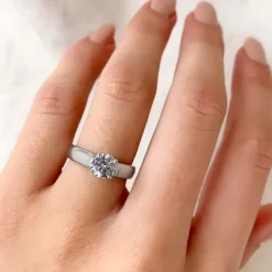 Elegant hvid zirkon ring i sølv