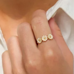 Elegant marguerit ring i forgyldt sølv - Maggie