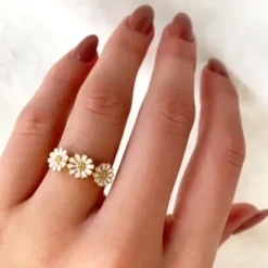 Elegant marguerit ring i forgyldt sølv - Maggie