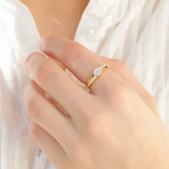 Elegant rund zirkon ring i forgyldt sølv