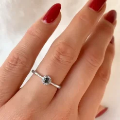 Elegant sort diamant brillantring i 14 karat hvidguld 0,11 ct 0,02 ct