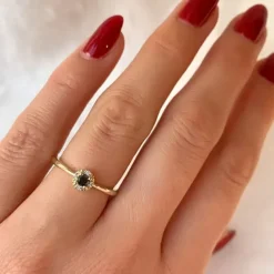 Elegant sort diamant brillantring i 14 karat guld 0,11 ct 0,02 ct