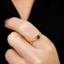 Elegant sort diamant solitairering i 9 karat guld 0,52 ct