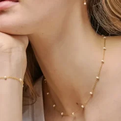Enamel Lola Bold Daisy halskæde i forgyldt sølv hvid emalje