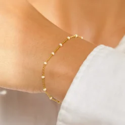 Enamel Lola Daisy armbånd i forgyldt sølv hvid emalje