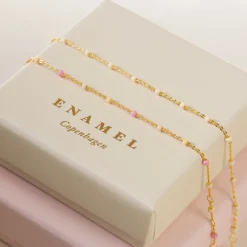 Enamel Lola Daisy armbånd i forgyldt sølv hvid emalje