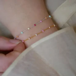 Enamel Lola Rainbow armbånd i sølv regnbuefarvet emalje