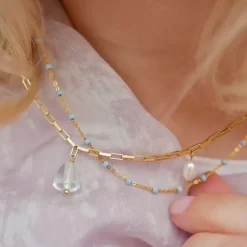 Enamel Lola Sky halskæde i forgyldt sølv lyseblå emalje