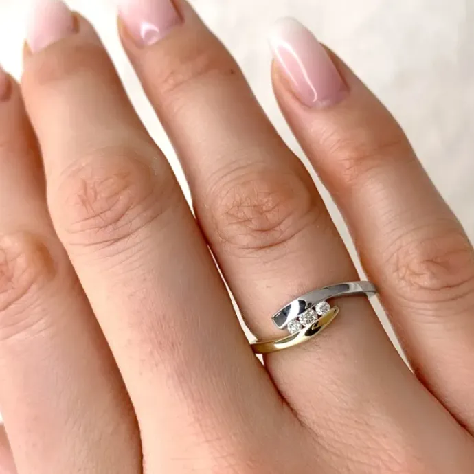 Enkel diamant ring i 9 karat guld.- og hvidguld 0,11 ct