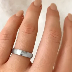 Enkel ring i rhodineret sølv