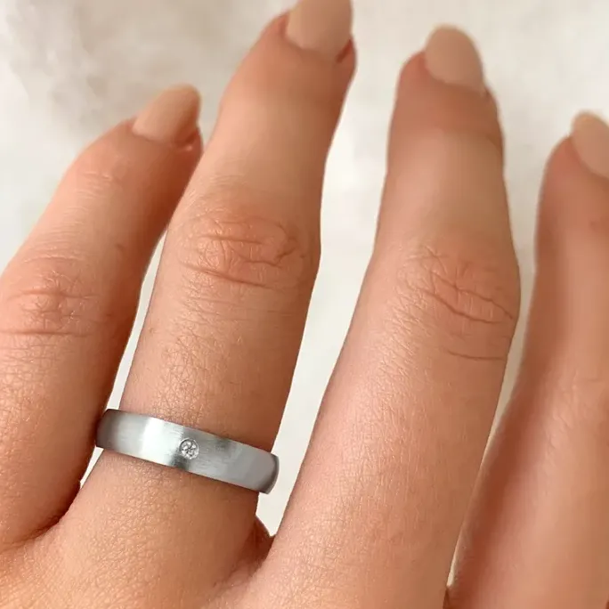 Enkel ring i rhodineret sølv
