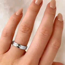 Enkel ring i rhodineret sølv