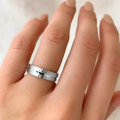Enkel ring i rhodineret sølv