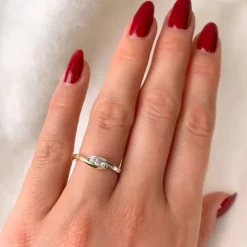 Fingerring abstrakt brillant ring i 14 karat guld.- og hvidguld 0,11 ct