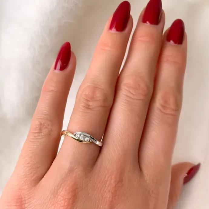 Fingerring abstrakt brillant ring i 14 karat guld.- og hvidguld 0,11 ct