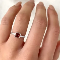 Firkantet struktureret rav ring i sølv
