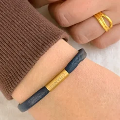 Flad blå armbånd i læder med forgyldt stål lås x 6 mm