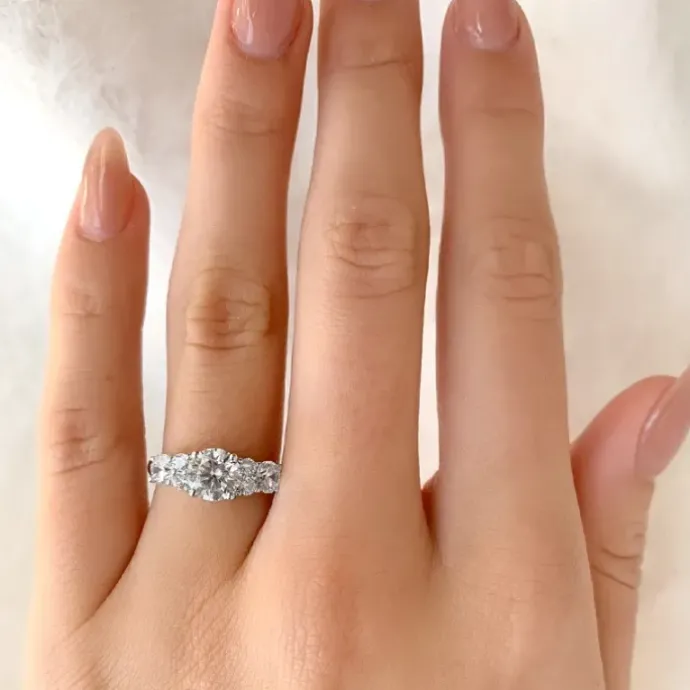 Glat zirkon ring i rhodineret sølv