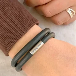 Grå læder armbånd i stål x 6 mm