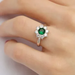 Grøn rosetring i sølv