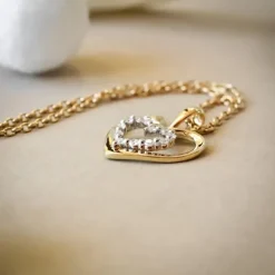 Hjerte diamant vedhæng i 14 karat guld.- og hvidguld 0,18 ct
