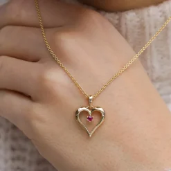 Hjerte rubin vedhæng i 14 karat guld 0,10 ct