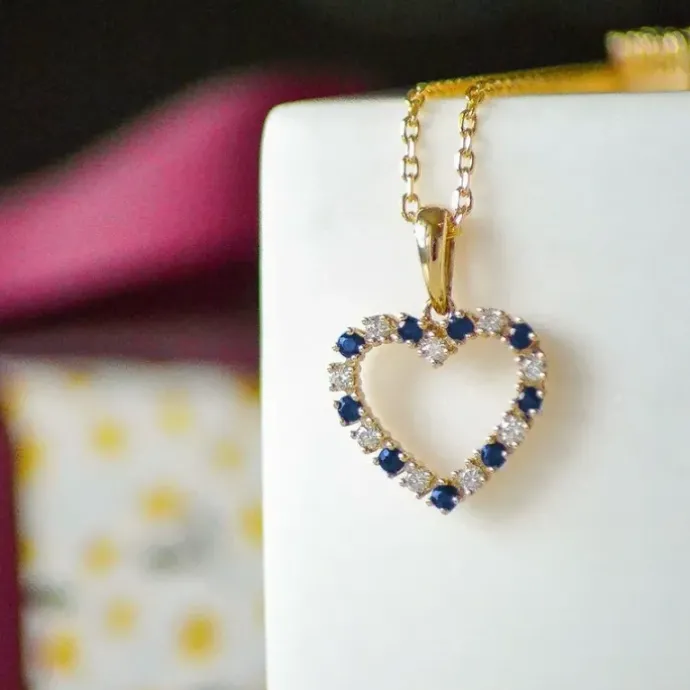 Hjerte safir vedhæng i 14 karat guld 0,20 ct 0,30 ct