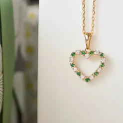 Hjerte smaragd vedhæng i 14 karat guld 0,20 ct 0,24 ct