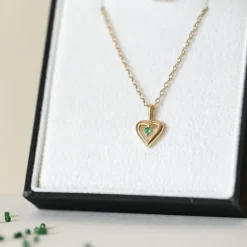 Hjerte smaragd vedhæng i 14 karat guld 0,053 ct