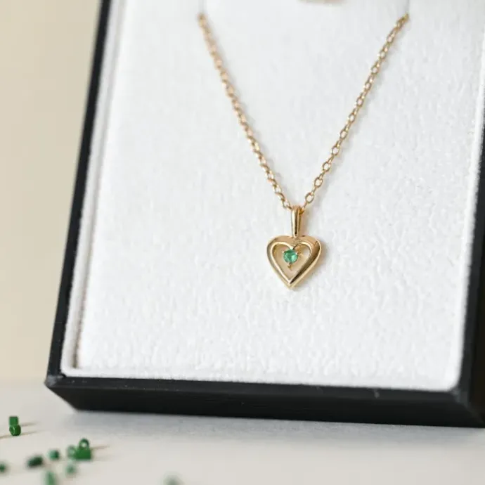 Hjerte smaragd vedhæng i 14 karat guld 0,053 ct