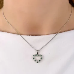 Hjerte smaragd vedhæng i 14 karat hvidguld 0,19 ct 0,19 ct
