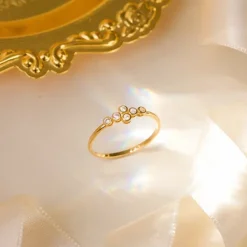 Hvid zirkon guldring i 9 karat guld