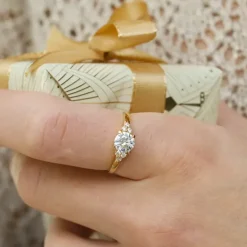 Hvid zirkon ring i 9 karat guld