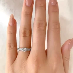 Hvid zirkon ring i rhodineret sølv