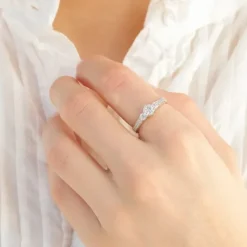 Hvid zirkon ring i rhodineret sølv