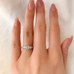 Hvid zirkon ring i rhodineret sølv