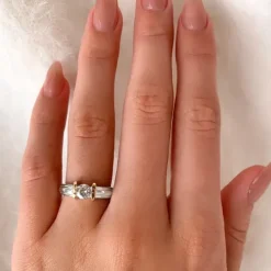 Hvid zirkon ring i sølv med 8 karat guld