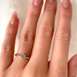 Hvid zirkon solitairering i 8 karat guld