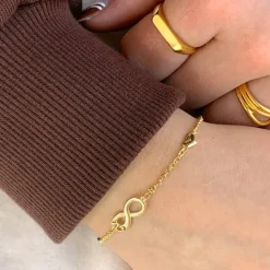Infinity armbånd i forgyldt sølv med vedhæng i forgyldt sølv