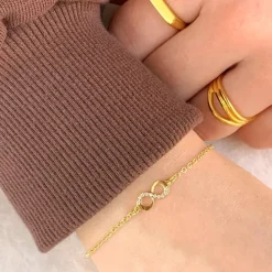 Infinity armbånd i forgyldt sølv med vedhæng i forgyldt sølv