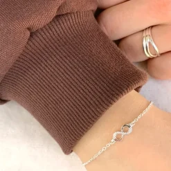 Infinity armbånd i sølv med vedhæng i sølv