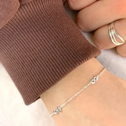 Infinity armbånd i sølv med vedhæng i sølv