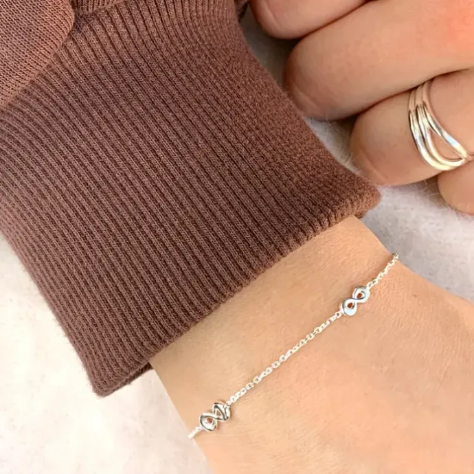 Infinity armbånd i sølv med vedhæng i sølv